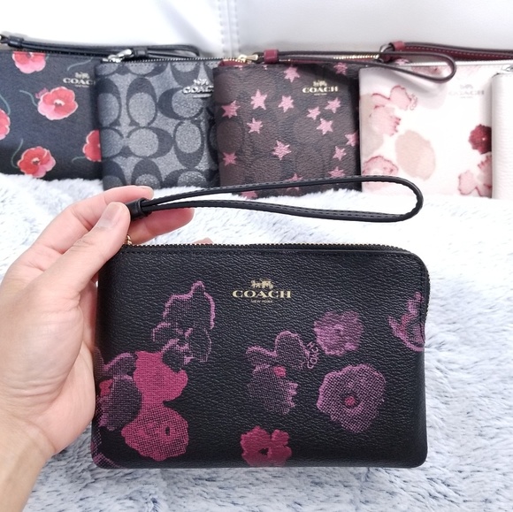 Coach Handbags - 🔥LAST 1🔥NWT COACH FLORAL WRISTLET